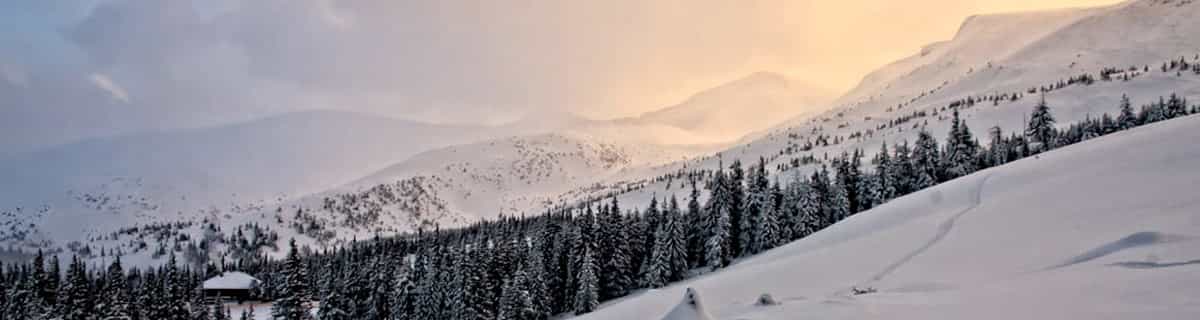 verschneites Skigebiet