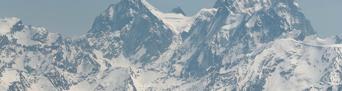 verschneites Skigebiet