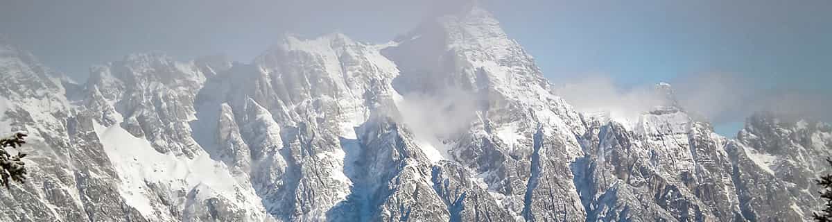 verschneites Skigebiet