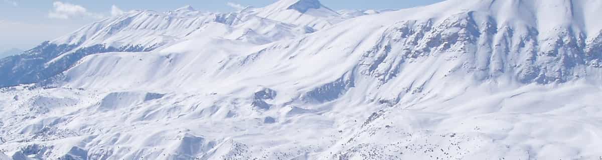 verschneites Skigebiet