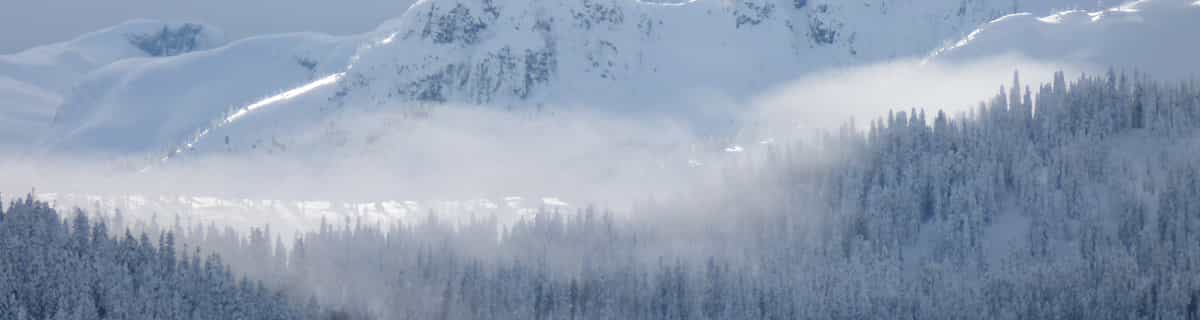 verschneites Skigebiet