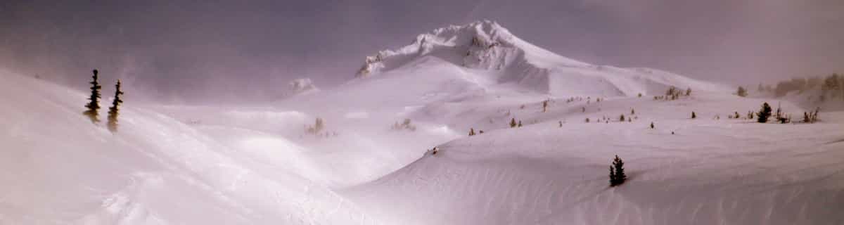 verschneites Skigebiet
